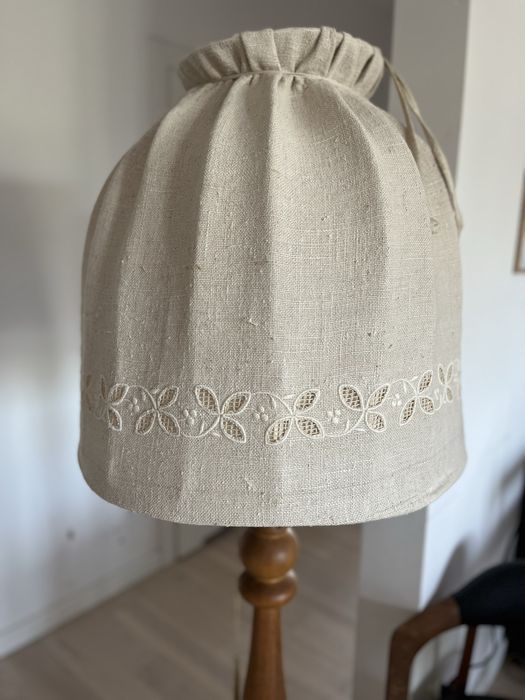 Lampa podlogowa vintage w stylu rustykalnym