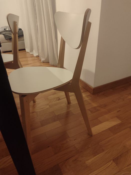 Vendo mesa e cadeiras