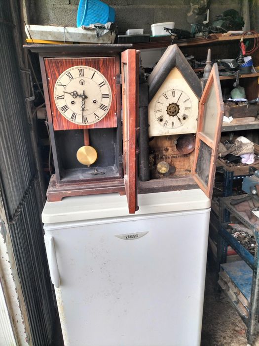 2 relógios de parede