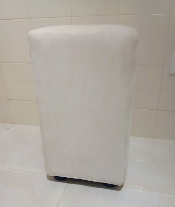 Puffs bege sofá impecável