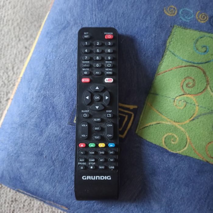Nowy pilot uniwersalny Grundig czarny