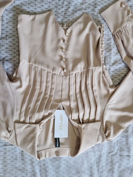 Blusa bege com botões dourados