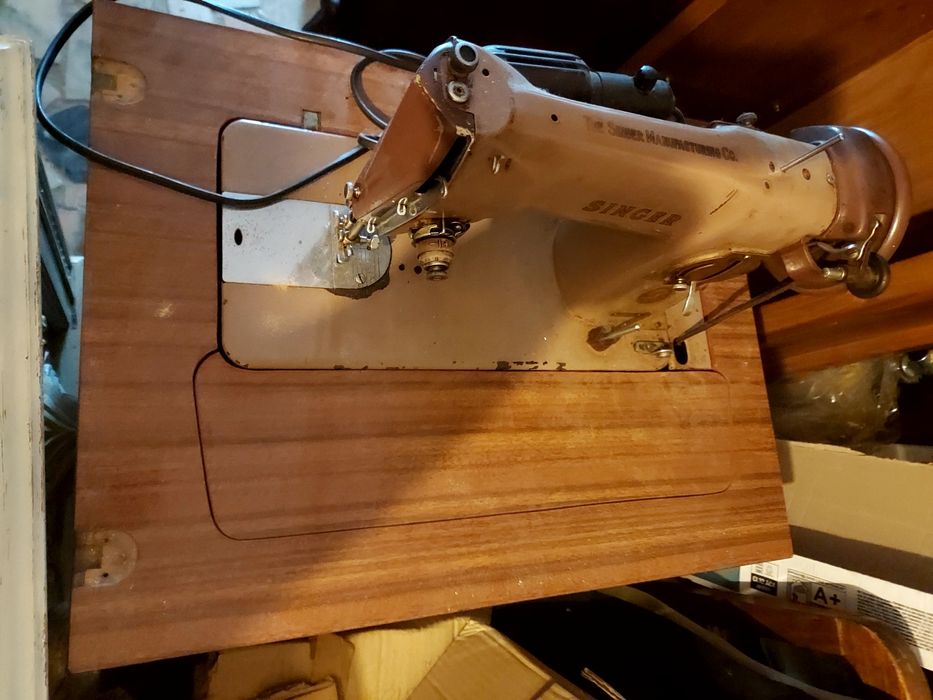 Máquina  de costura a funcionar em pleno peça antiga paea estar em exp