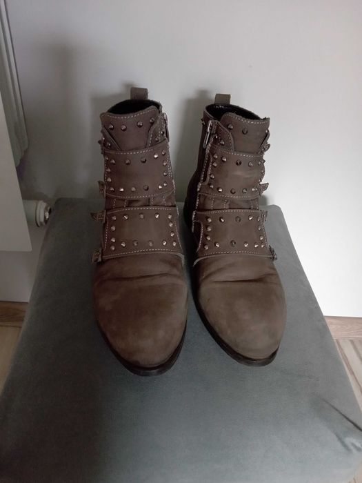 Botki damskie z ćwiekami