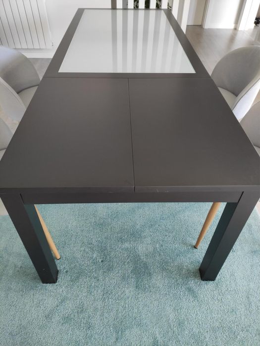 Mesa jantar extensível preta com tampo de vidro
