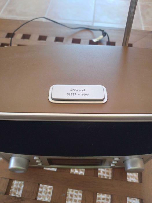 Radio estilo vintage que diz o nome das canções