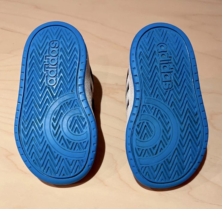 Ténis Adidas criança – Tamanho 21 – Conforto e estilo clássico