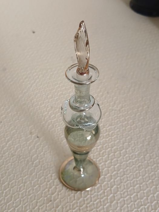 Вінтажна бутилочка дя парфумів.