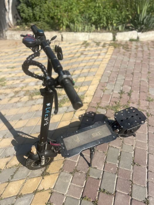 Электросамокат Like Bike Solo рабочий едет хорошо , компактный , слаживается