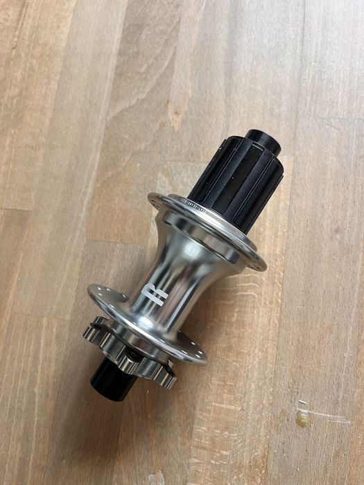Nowa piasta Tył Rondo 12x142 28h Shimano