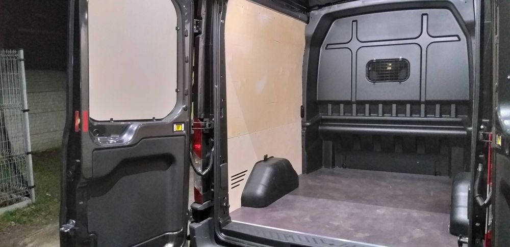 Zabudowa przestrzeni ładunkowej Ford Transit MONTAŻ