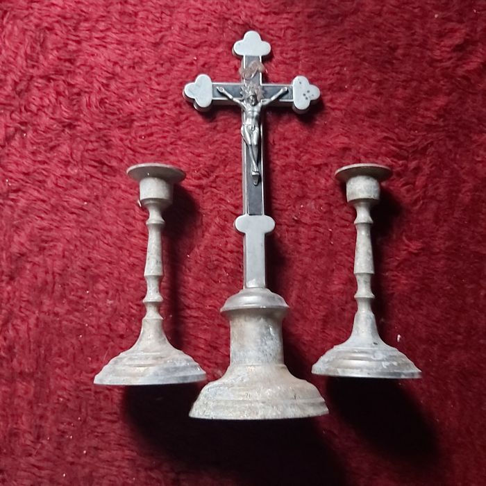 Zabytkowy krzyż krucyfiks