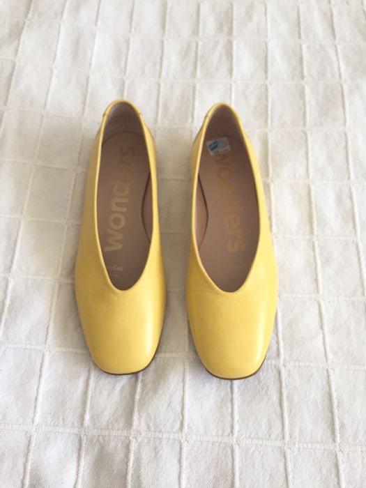 Sapatos, sapatilhas, botas.