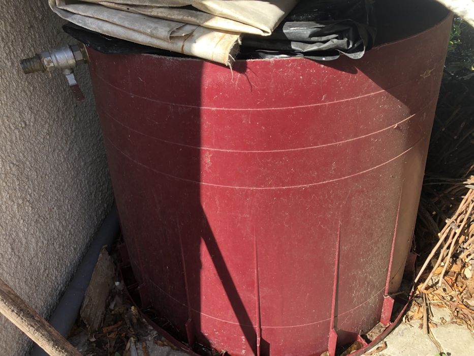 Vendo conjunto de material para producao de vinho .