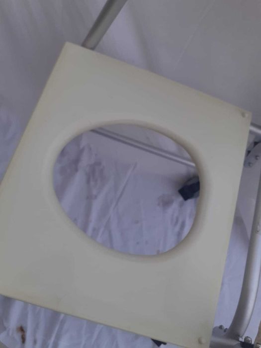 Cadeira de banho sanitária com rodas