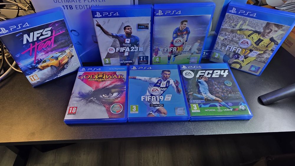 PlayStation 4 1TB com 2 Comandos e 8 Jogos na Caixa Original
