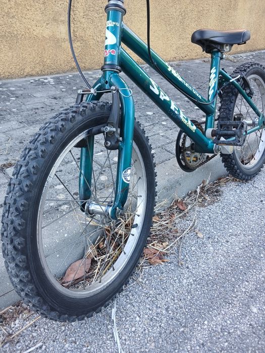 Bicicleta verde para criança em bom estado