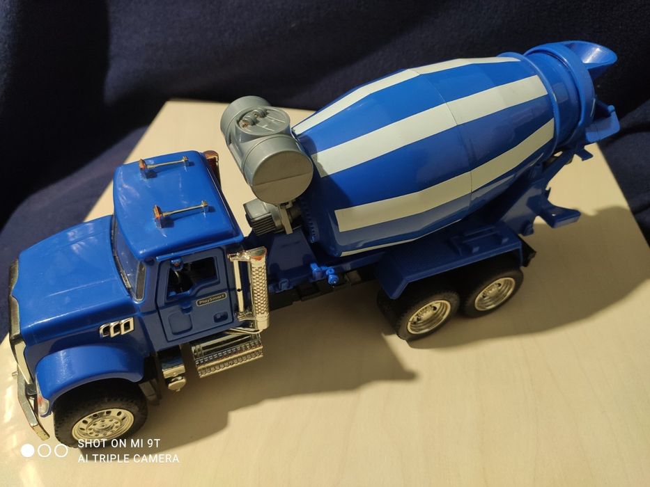 Іграшка - бетонозмішувач Mack.
