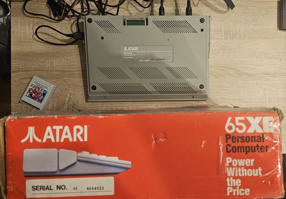 Atari 65 XE, zasilacz, joystick