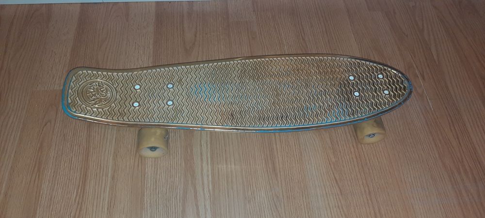 Skate dourado Marley Cruz