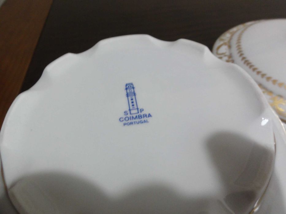 Terrina em porcelana com dourados