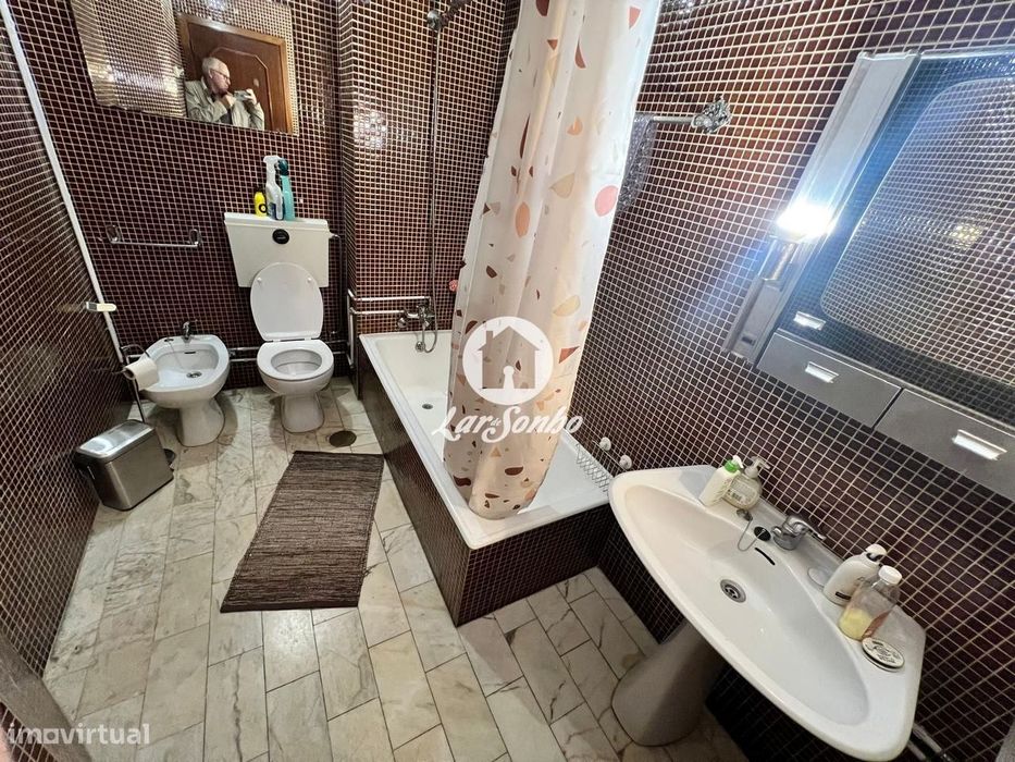 Apartamento T2, na zona da Rua Costa Cabral, junto ao Metro, dispon...