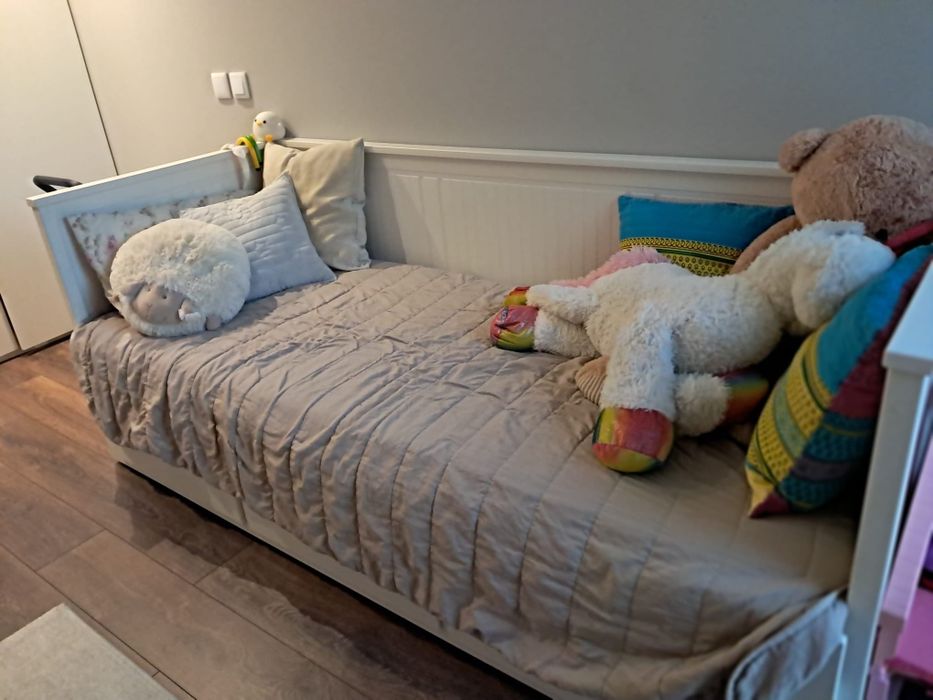 Cama de criança com gavetas