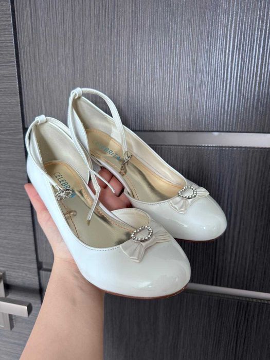 Buty komunijne lakierowane dla dziewczynki, r. 35