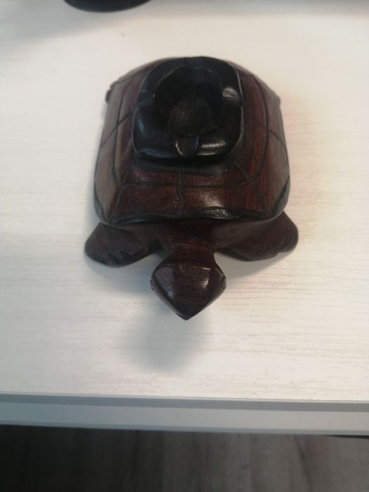 Selling a turtle-shaped ashtray made of ebony