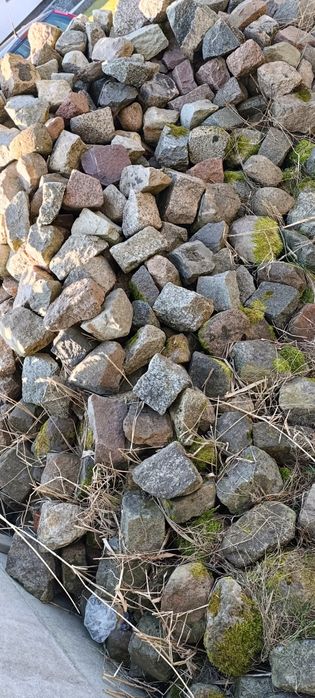 Kamień łupany z rozbiórki drogi