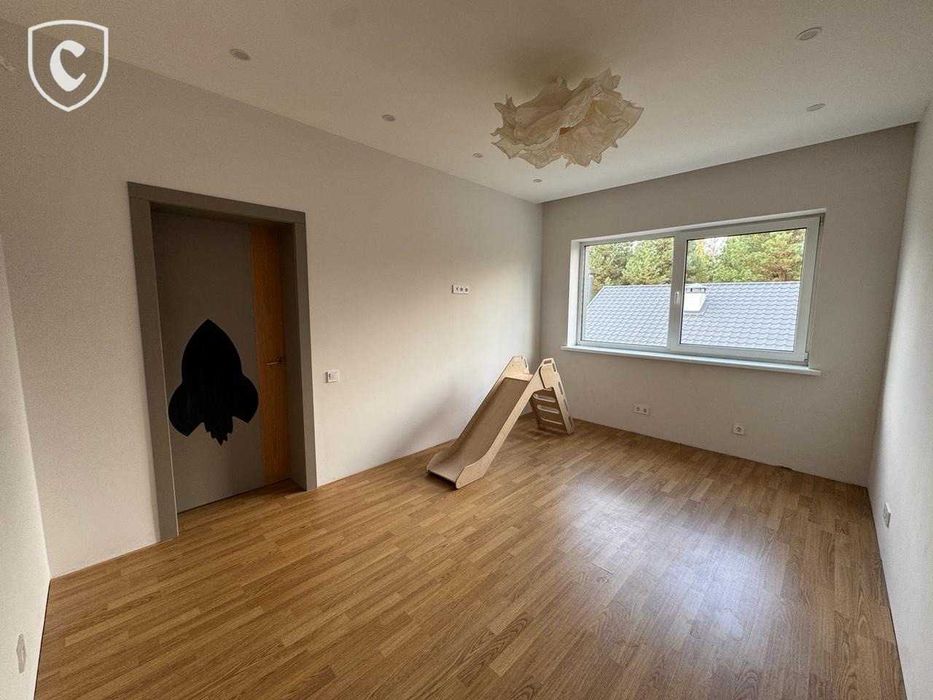 Сучасний будинок 175 м² з терасою та каміном у сосновому лісі.