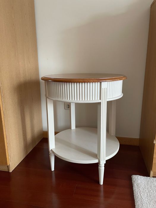 Mesinha de apoio como nova.