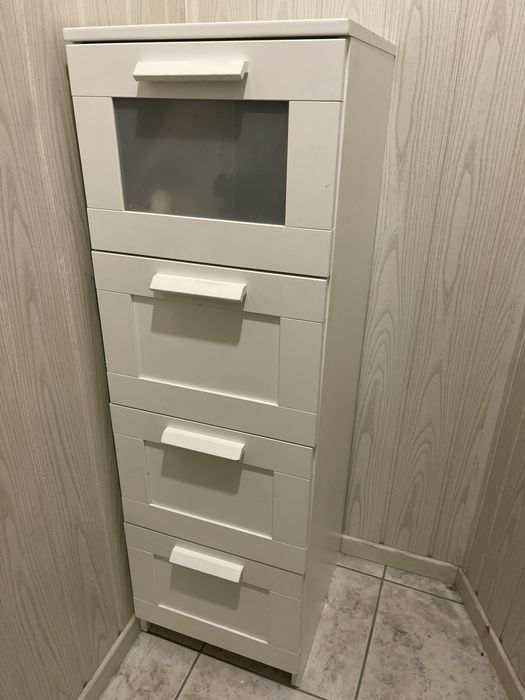 Biała wąska komoda z 4 szufladami– praktyczna i elegancka