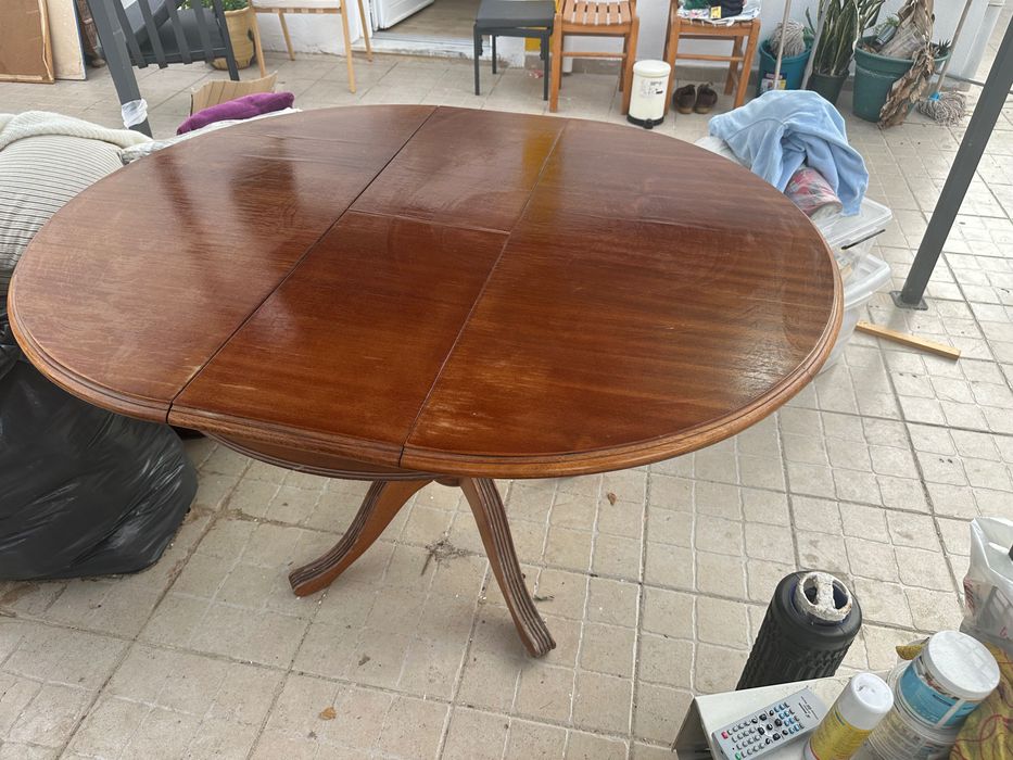 Mesa de sala de estar redonda em madeira