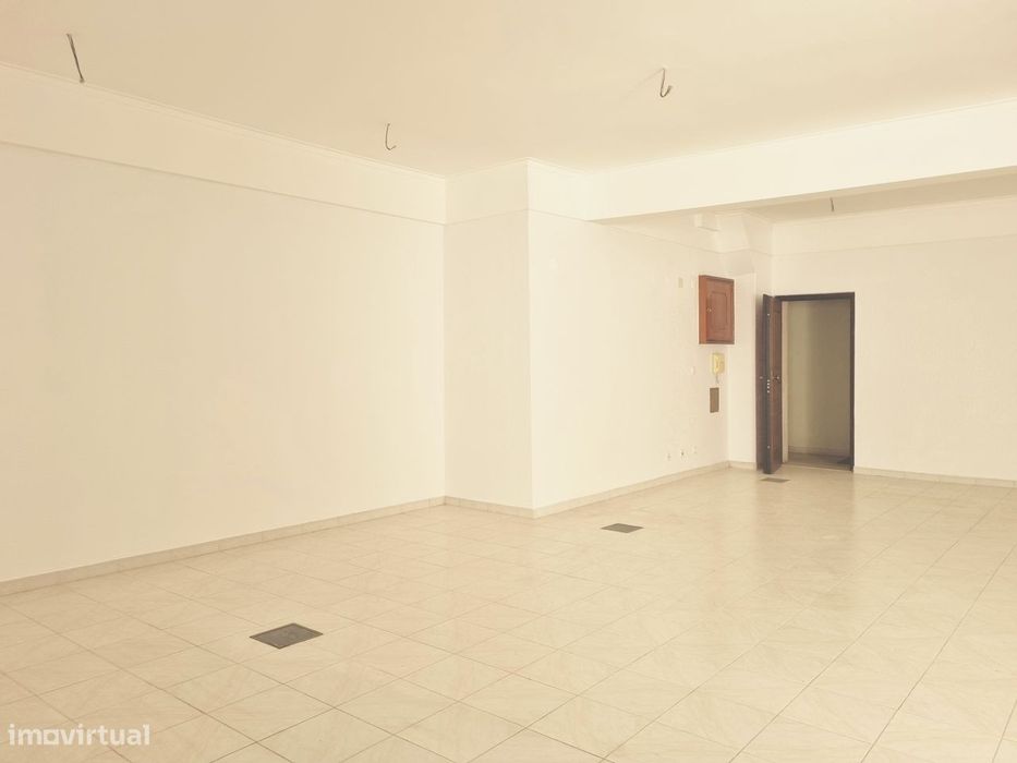Escritório com Potencial para Loft T1/T2 junto à Estação