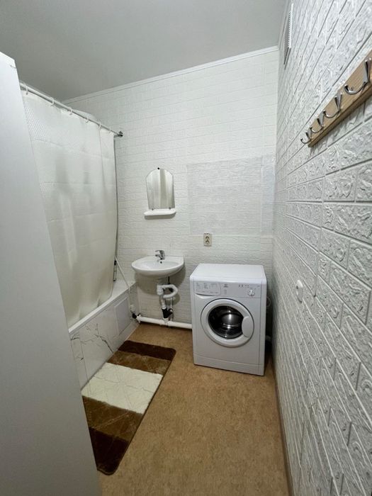 Здам двокімнатну квартиру на п’ятому поверсі біля метро