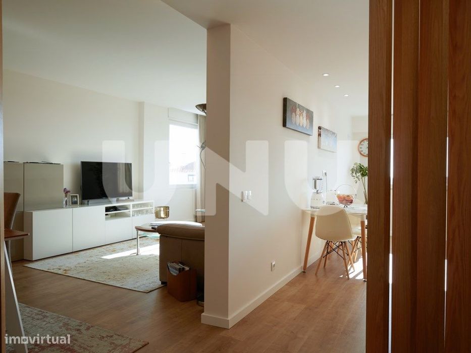 Apartamento T2, remodelado, em condomínio com piscina.