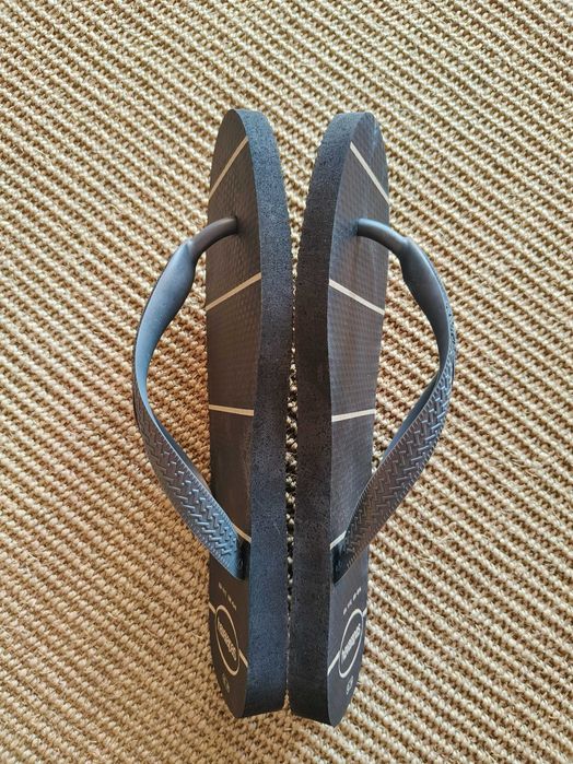 Havaianas Pretas com riscas cinza