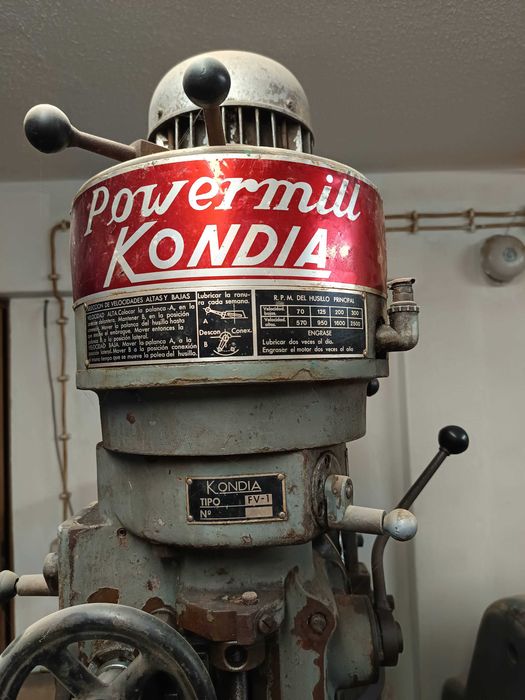 Fresadora Marca Kondia com muitos acessórios