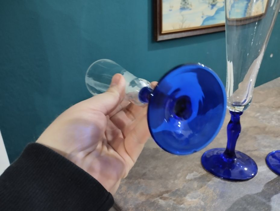 Kolorowe kieliszki stare szkło niebieskie