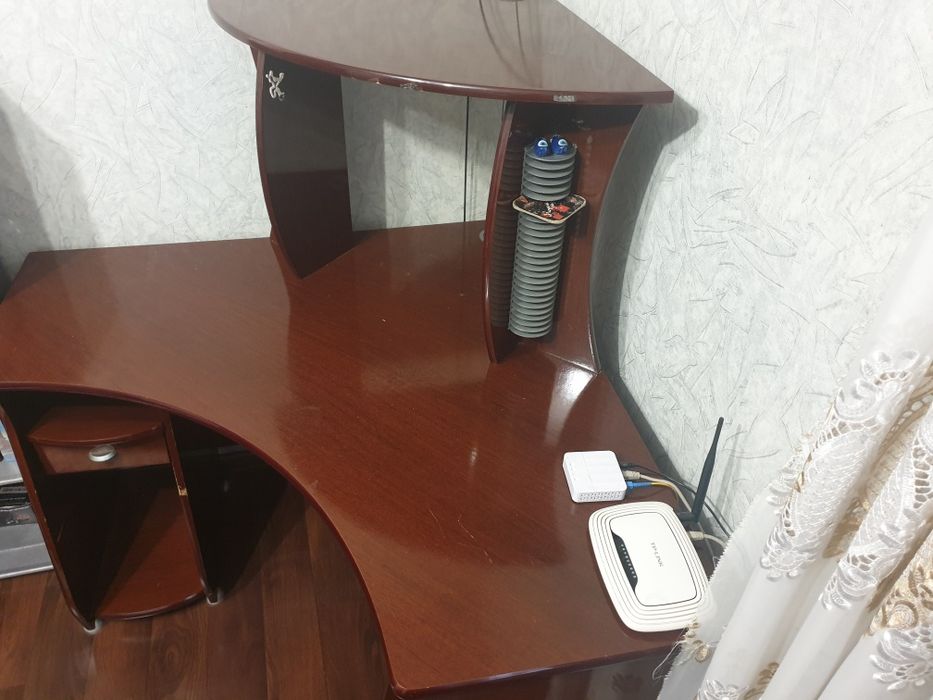 Робочий стіл з надбудовою для екрану