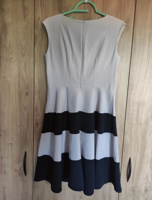 Jasnoróżowa czarna sukienka damska Ryłko