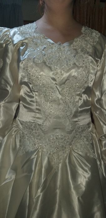 Vestido de noiva em cetim com perolas ,todo trabalhado como novo