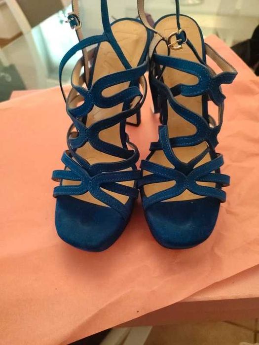 2 pares de sandálias muito elegantes e nunca usadas