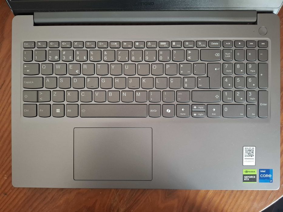 Portátil Lenovo LOQ Gaming Essential