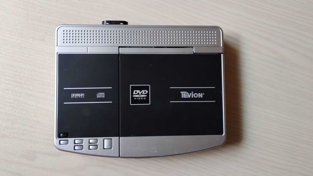 DVD програвач переносний з екранами у авто або кемпінг 12V або 220V