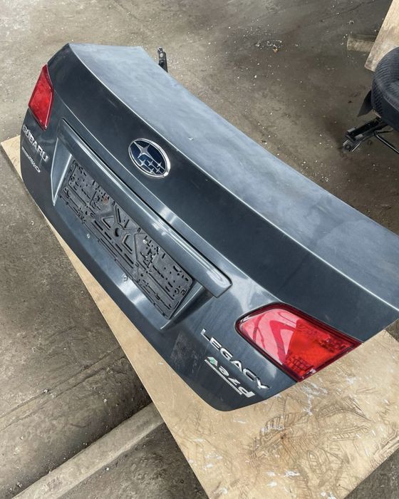 Оригинальная крышка багажника Subaru Legacy (09-14) седан / Dark grey metallic