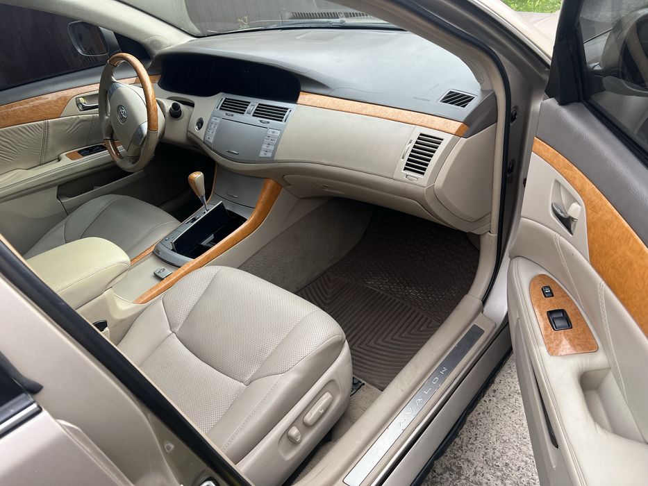 Легковий автомобіль тойота авалон