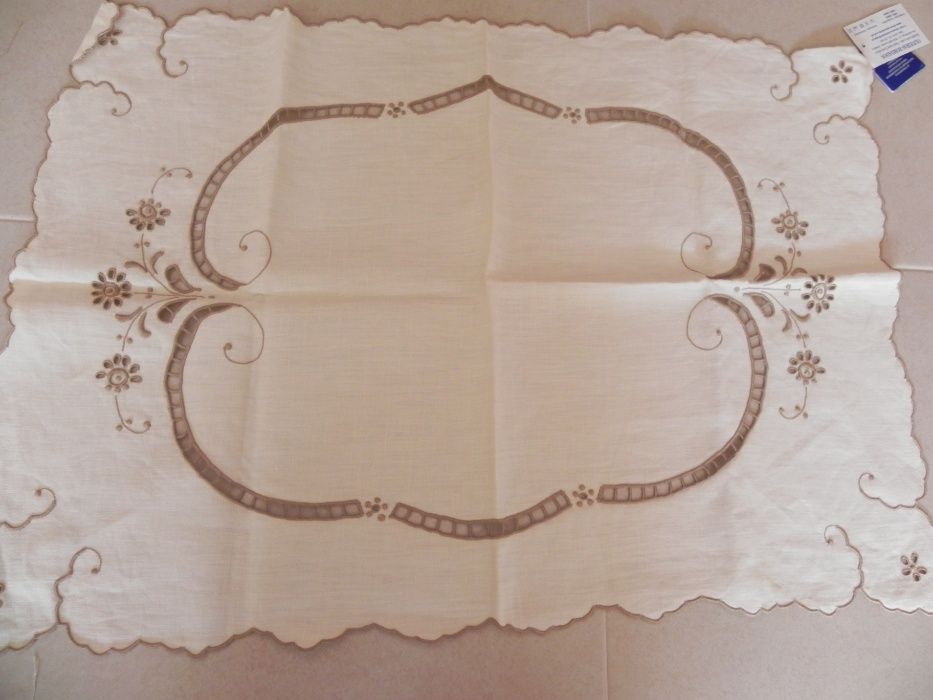 Naperon em bordado madeira