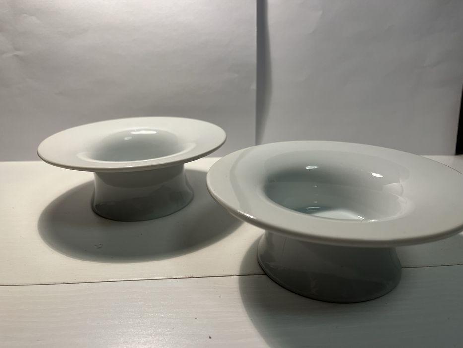 Dwa białe świeczniki Ikea